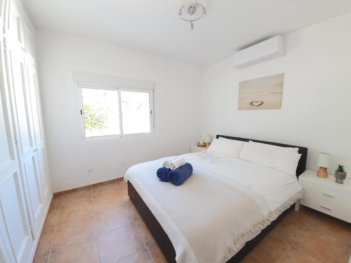 Beautiful 5 Bedroom Villa With Private Pool With Stunning Sea Views, Walking Distances To Shops Restaurants Beach 马尼尔瓦 外观 照片