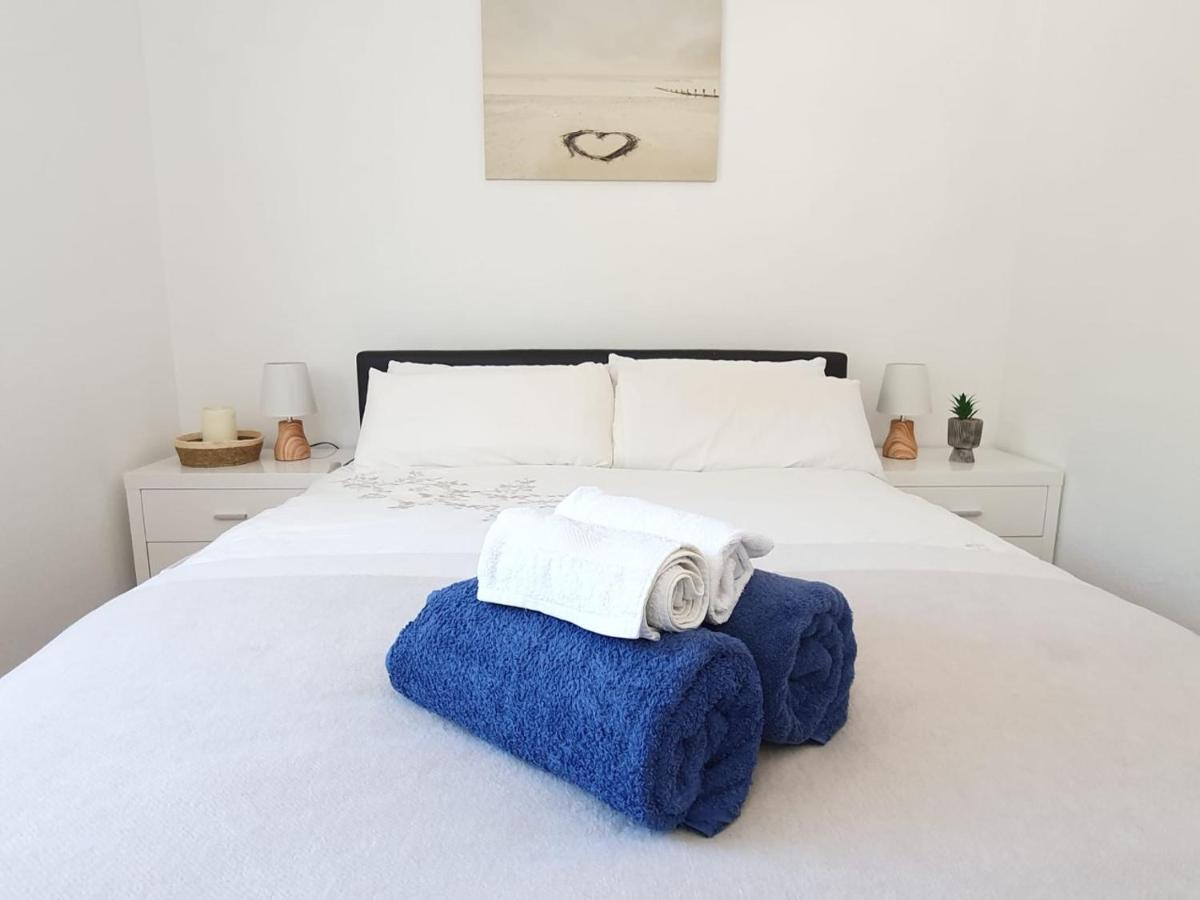 Beautiful 5 Bedroom Villa With Private Pool With Stunning Sea Views, Walking Distances To Shops Restaurants Beach 马尼尔瓦 外观 照片