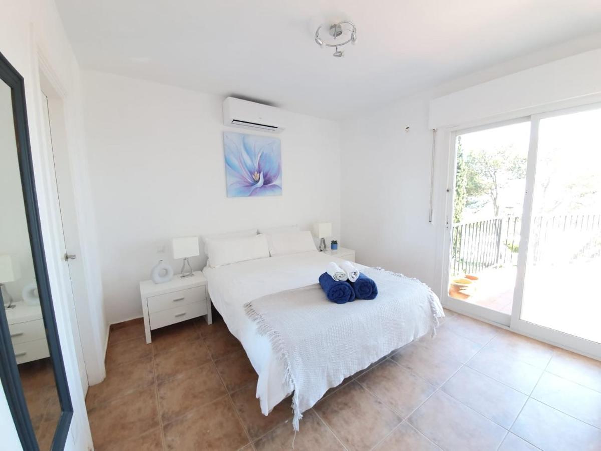 Beautiful 5 Bedroom Villa With Private Pool With Stunning Sea Views, Walking Distances To Shops Restaurants Beach 马尼尔瓦 外观 照片