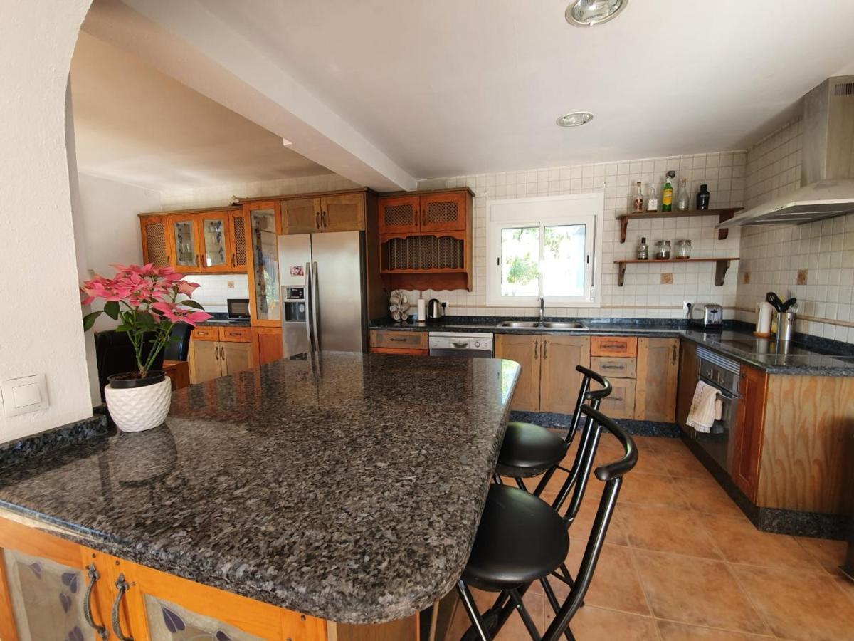 Beautiful 5 Bedroom Villa With Private Pool With Stunning Sea Views, Walking Distances To Shops Restaurants Beach 马尼尔瓦 外观 照片