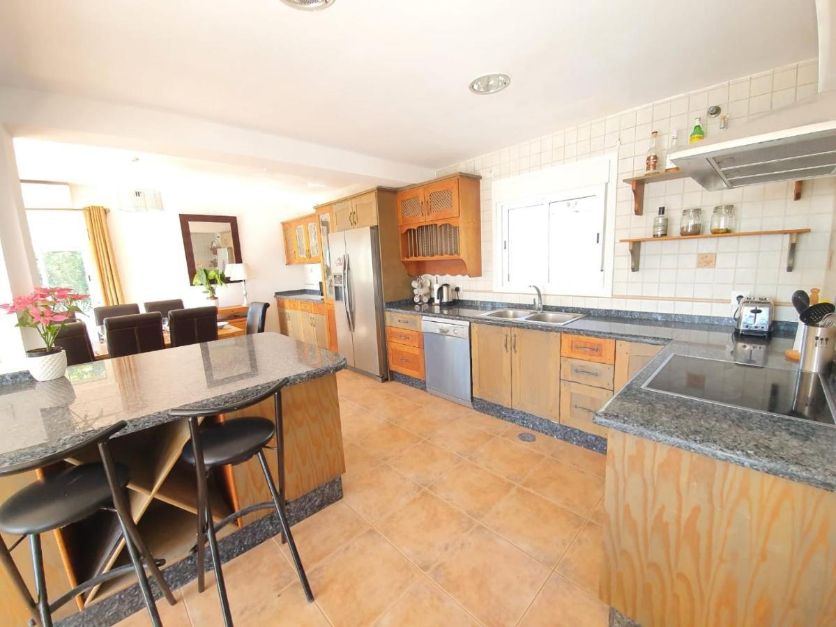 Beautiful 5 Bedroom Villa With Private Pool With Stunning Sea Views, Walking Distances To Shops Restaurants Beach 马尼尔瓦 外观 照片